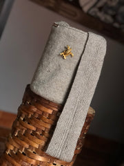 Exclusive small single-color pin 22x18