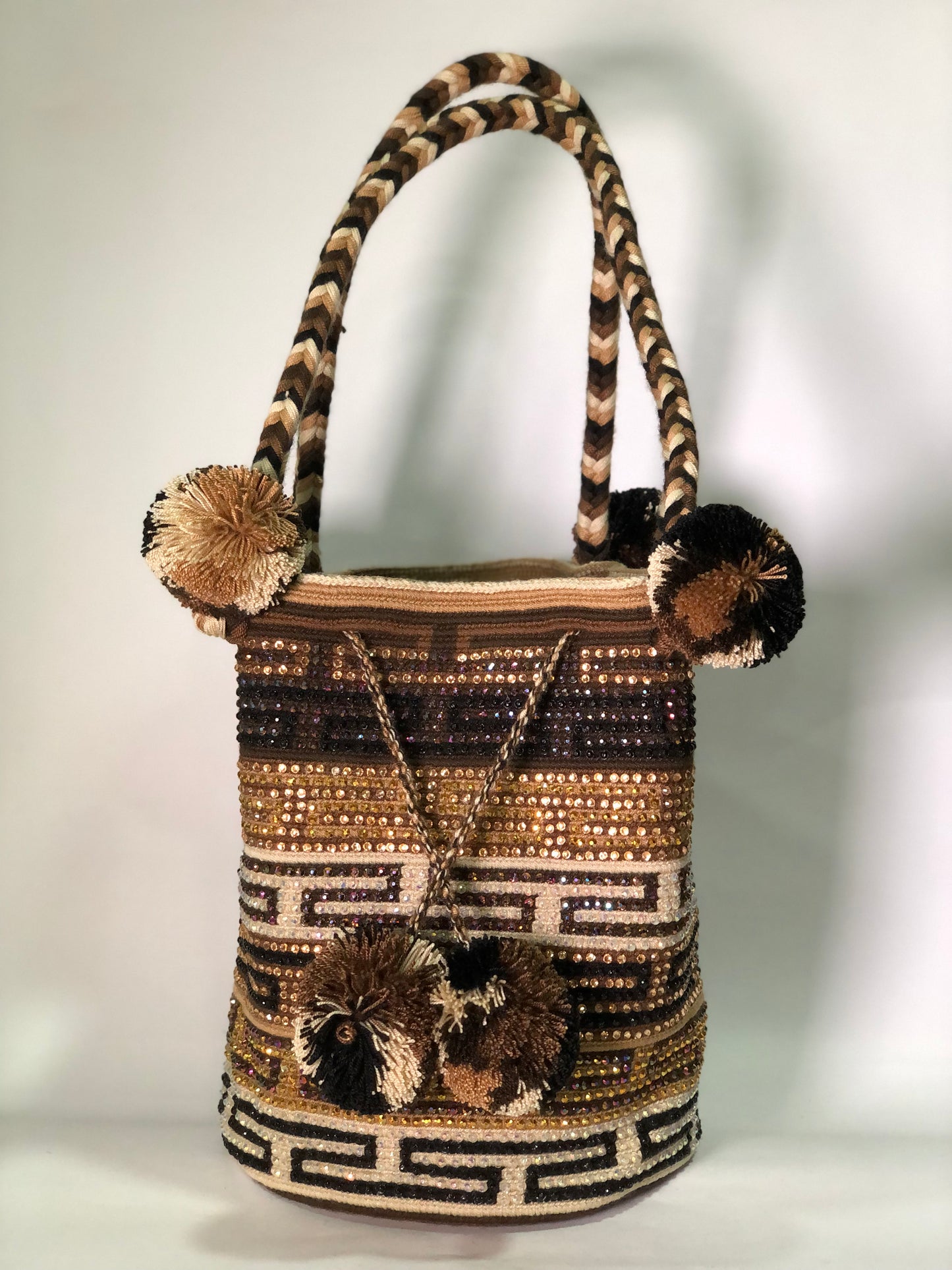 Bolso wayuú trenza diseño pedrería 29x29
