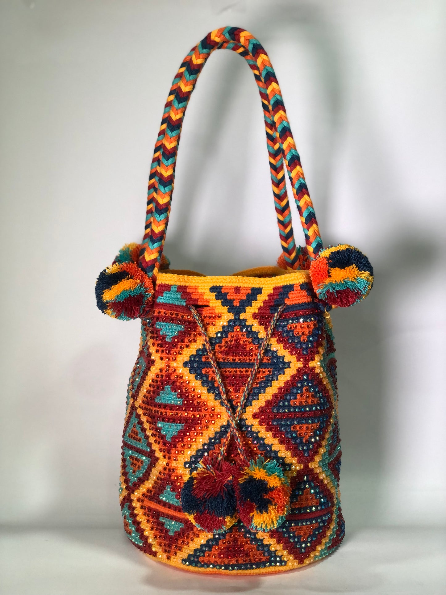 Bolso wayuú trenza diseño pedrería 29x29