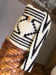 Exclusive medium design pin 27x22