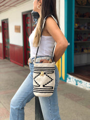 Exclusive medium design pin 27x22