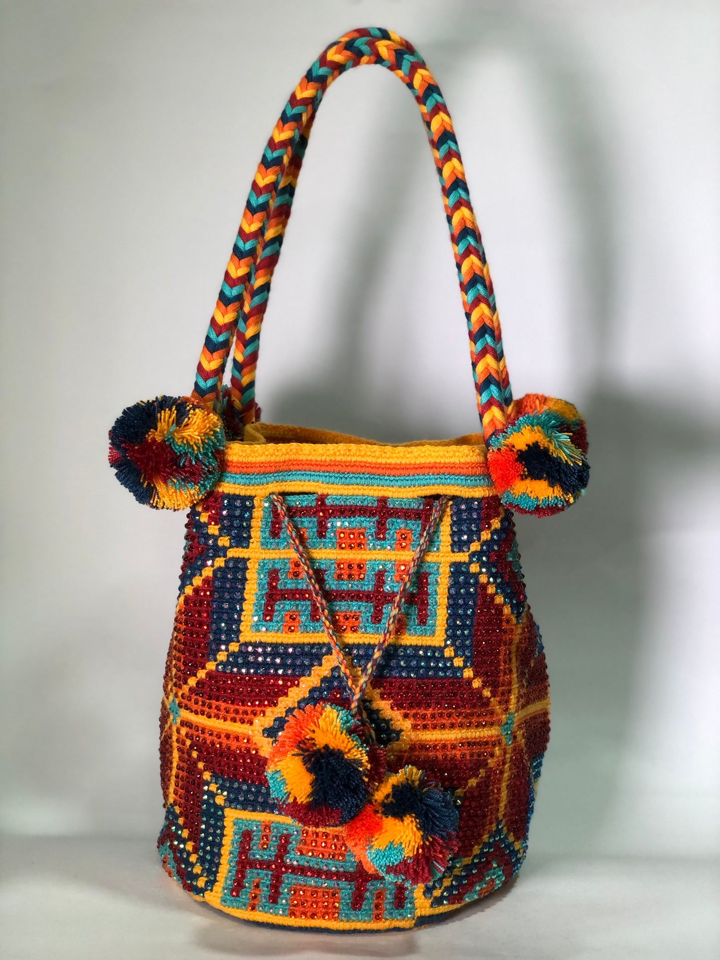 Bolso wayuú trenza diseño pedrería 29x29