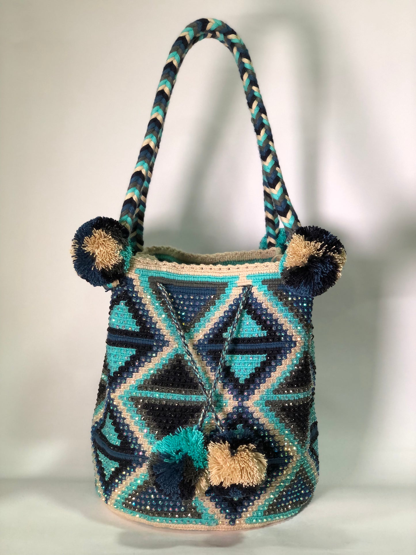 Bolso wayuú trenza diseño pedrería 29x29