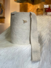 Exclusive Prendedor Unicolor Blanca hueso Mediana 27 x 24