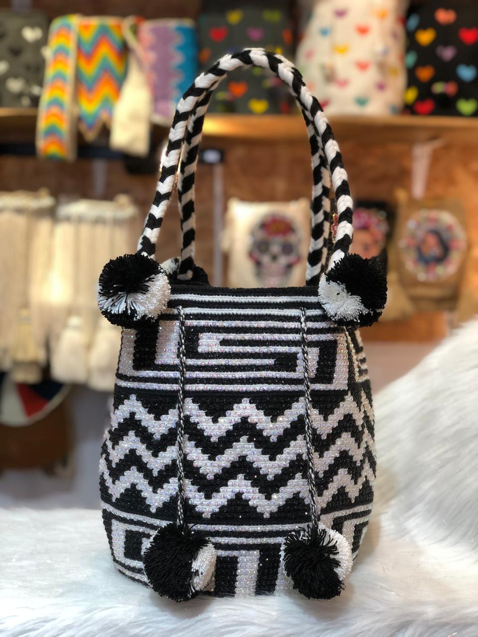 Bolso Wayuú Trenza Borla Pedrería 29 x 29
