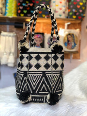 Bolso Wayuú Trenza Borla Pedrería 29 x 29