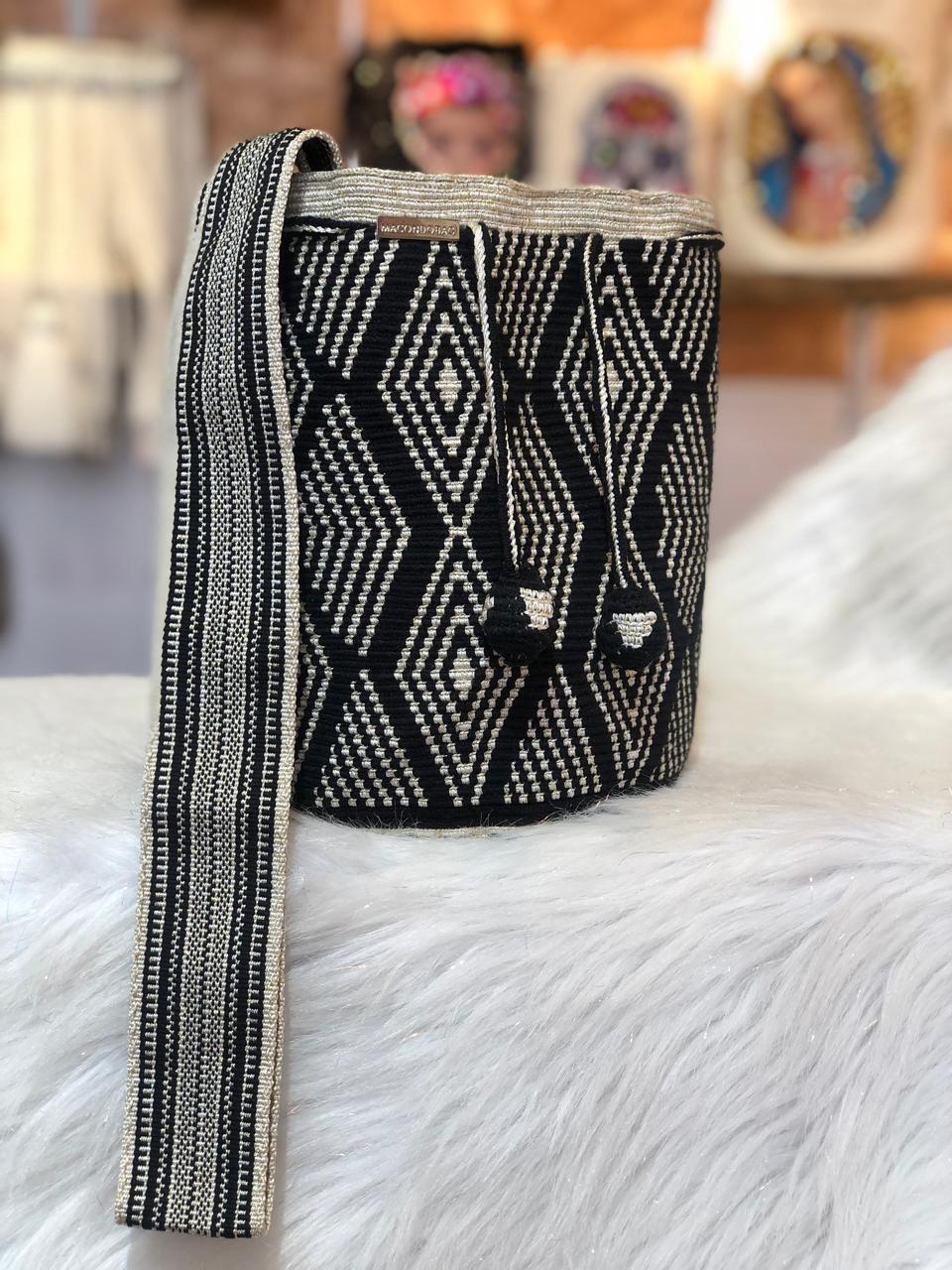 Mediana Una Hebra Con Detalles En Seda 22 x 21