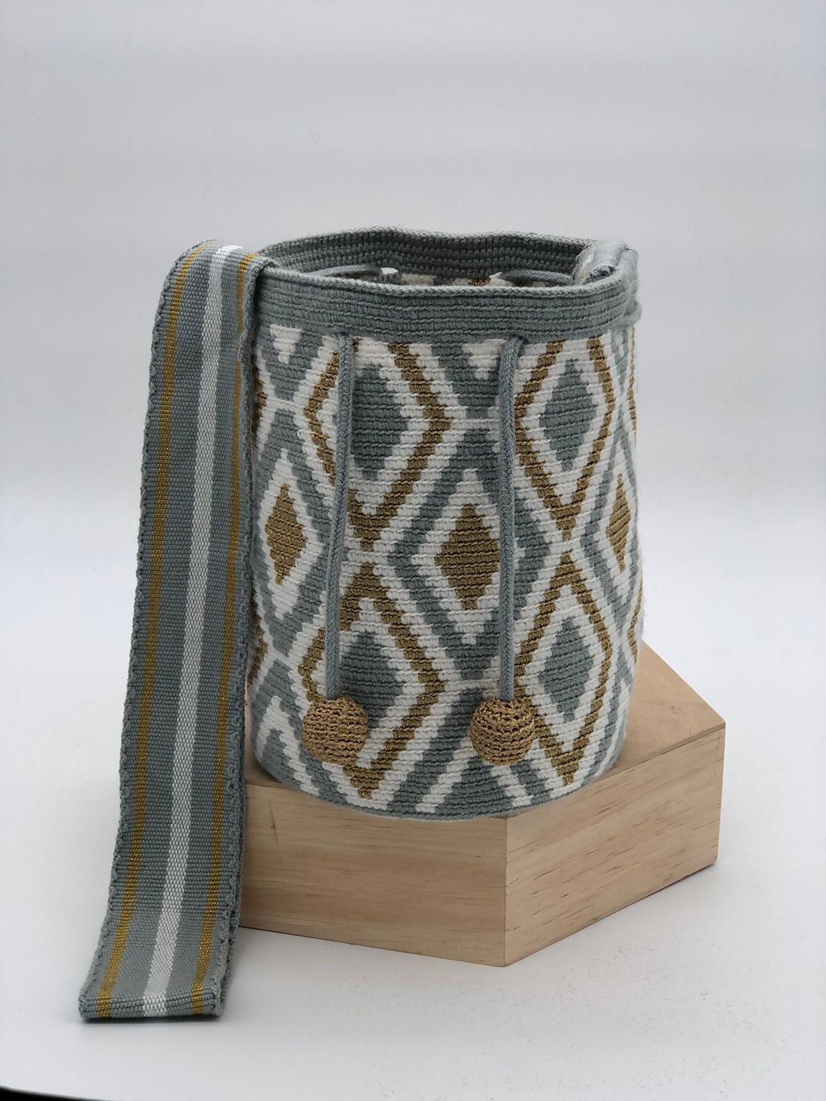 Mediana Con Detalles En Seda 22 x 21