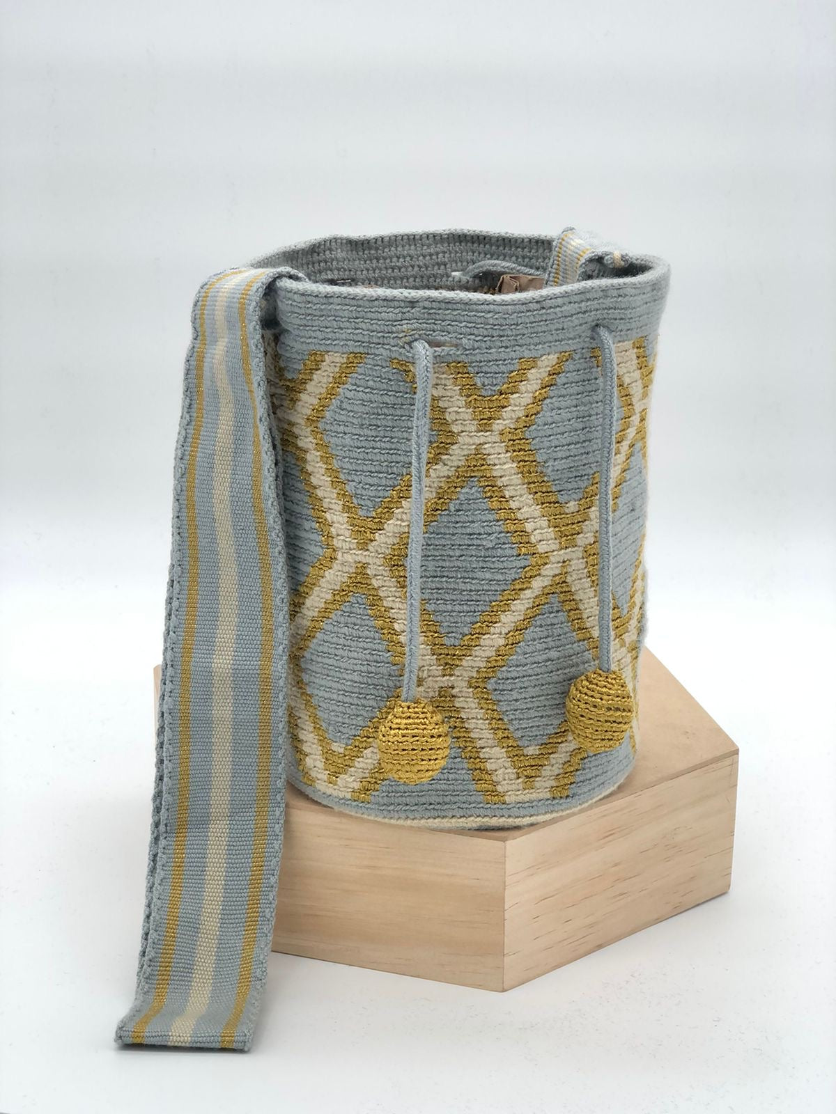 Mediana Con Detalles En Seda 22 x 21