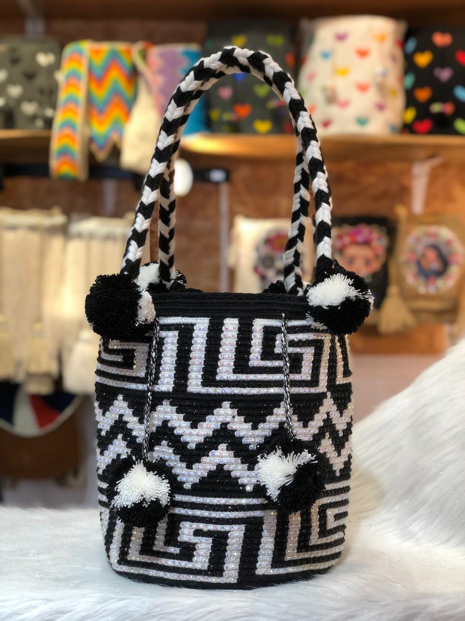 Bolso Wayuú Trenza Borla Pedrería 29 x 29