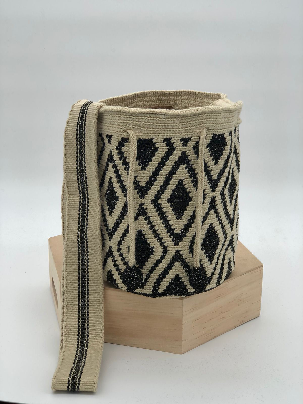 Mediana Con Detalles En Seda 22 x 21