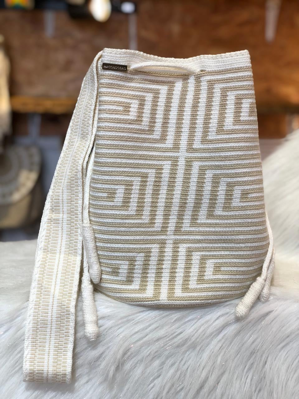Wayuú Diseño Cordón Lateral Grande 29 x 29
