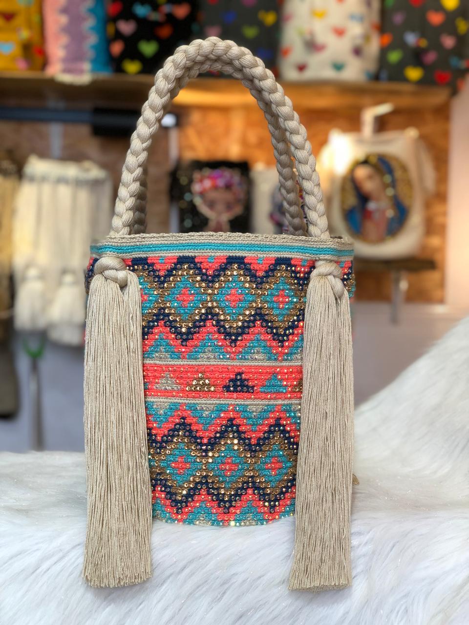 Bolso wayuú trenza diseño pedrería 29x29