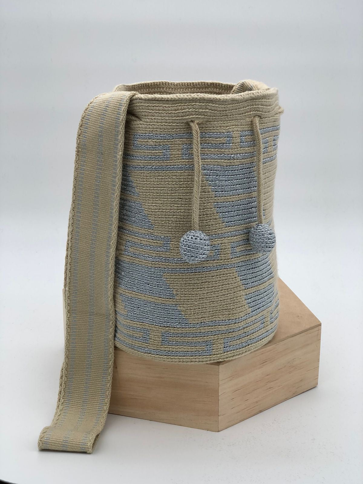 Mediana Con Detalles En Seda 22 x 21